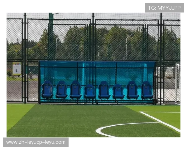 足球替补席布置是否有助于教练在比赛中快速做出人员调整